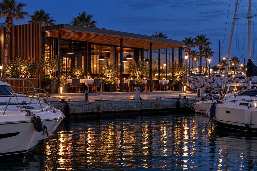 Restoranın marinadan dış görünüşü, akşam